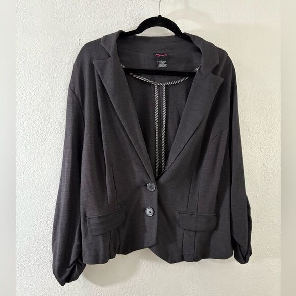 Torrid Blazer Womens Plus Size 3X charcoal gray Long ruched Sleeve Two Button
98 - Picture 1 of 6